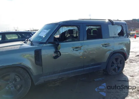 2024 Land Rover Defender 110 P400 S z USA, uszkodzony, nr VIN SALEJ7EU5R2307875